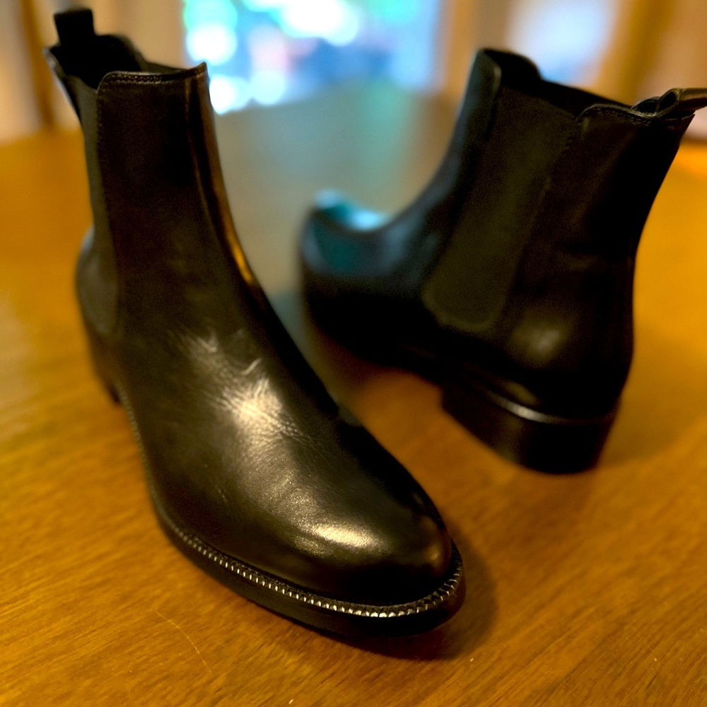 Brooks Brothers Chelsea Boot Size 8. Never Worn.